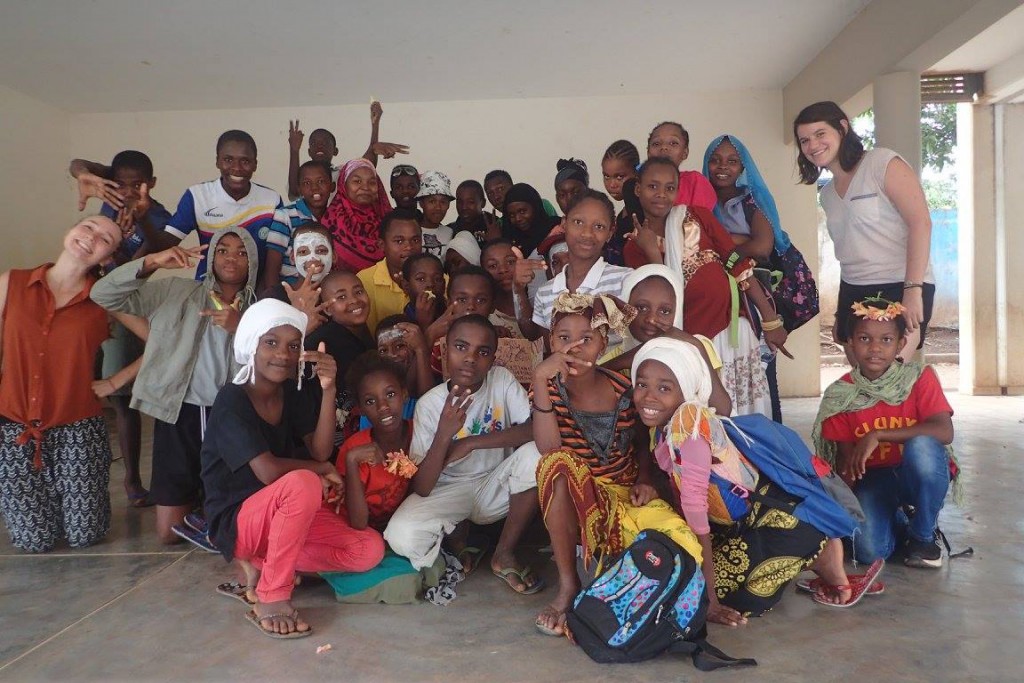 Leana Durand in situ (à droite sur la photo) avec des animateurs et les enfants