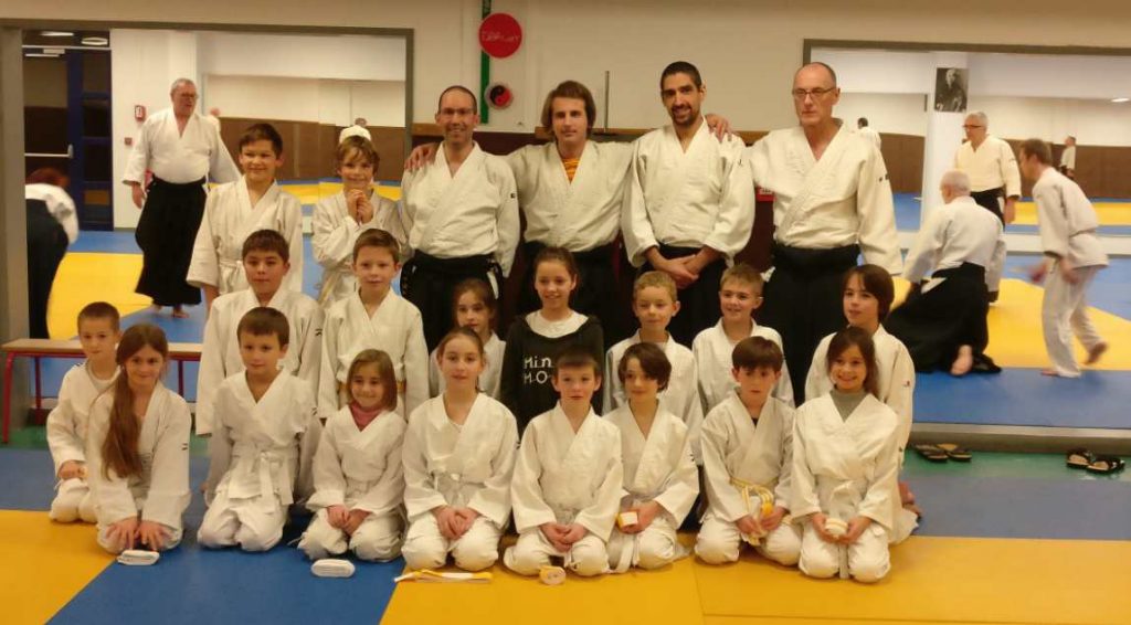 Le groupe à l'issue de la remise des ceintures en compagnie du professeur en titre, Guillaume Brabant, de ses assistants, Anthony Plomion et Fernando LLobregat, et du président de notre club, Jean-Luc Welte