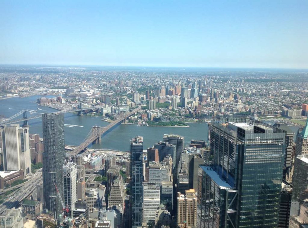 c'est la vue du haut de la tour, on aperçoit le fameux pont de Brooklyn).