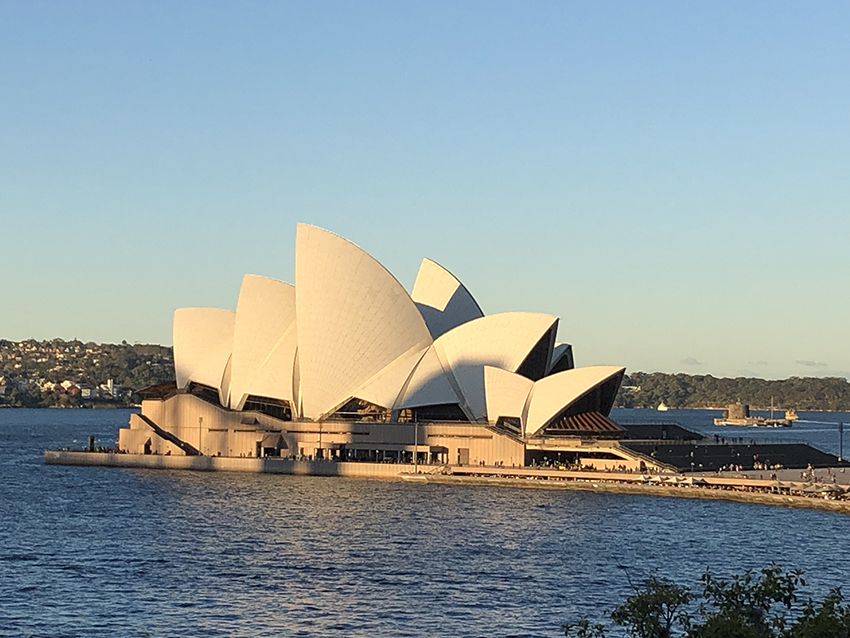 Sydney, capitale de la Nouvelle-Galles du Sud et l'une des plus grandes villes d'Australie, est renommée pour son opéra situé dans le port, avec son design distinctif en forme de voiles. 